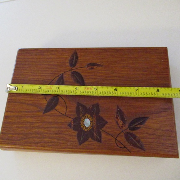 Hand Carved Wood Keepsake, Jewelry box with lid - Picture 5 of 10